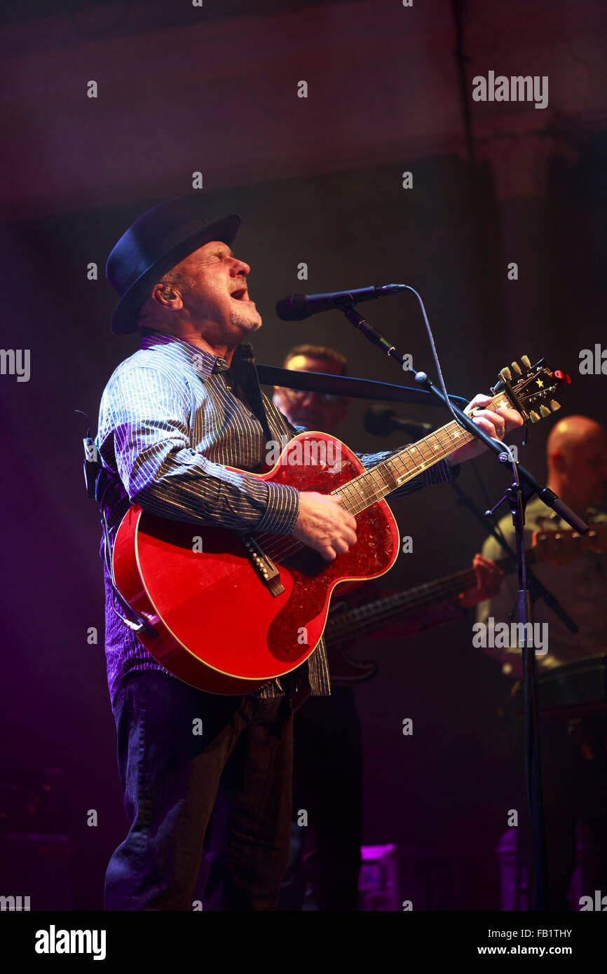 Edimburgo. La Scozia, Regno Unito. Il 7 gennaio 2016. Paul Carrack esegue sul palco in Regina Hall di Edimburgo. Credito: pak@ Mera/Alamy Live News Foto Stock