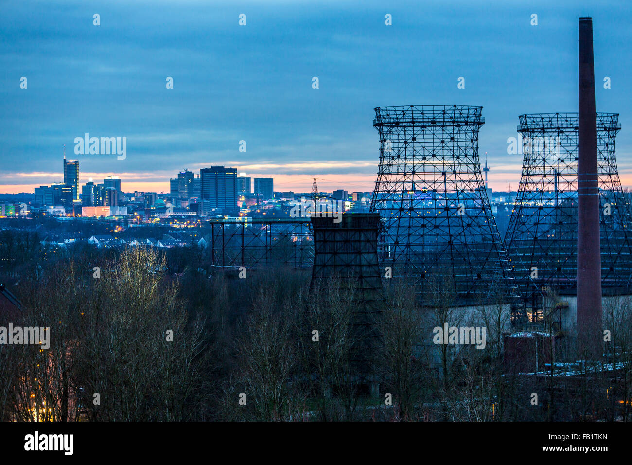 Skyline della città di Essen, in Germania, il quartiere degli affari, il centro città, la vecchia torre di raffreddamento dello scheletro di acciaio a Zeche Zollverein, Foto Stock