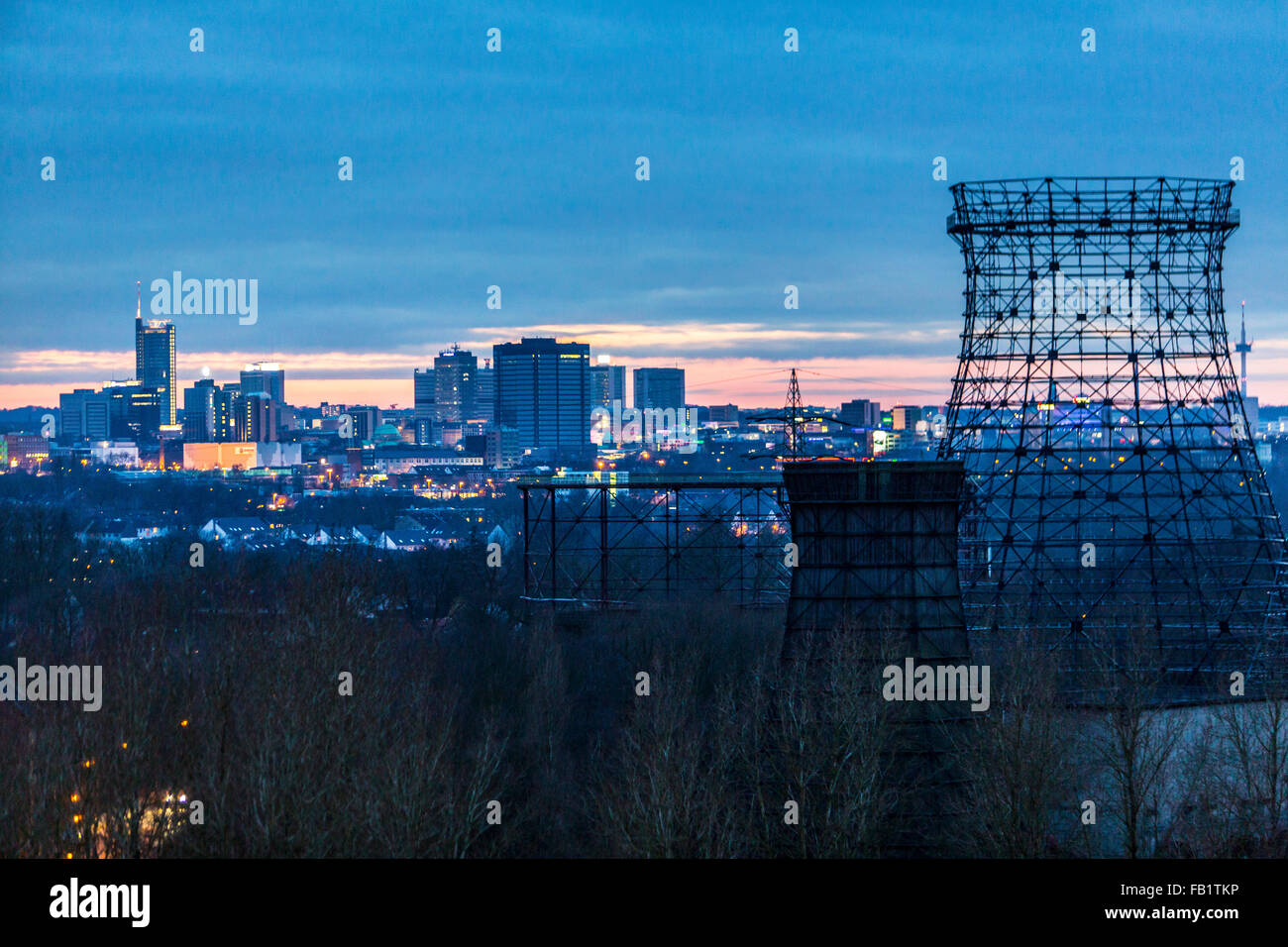 Skyline della città di Essen, in Germania, il quartiere degli affari, il centro città, la vecchia torre di raffreddamento dello scheletro di acciaio a Zeche Zollverein, Foto Stock