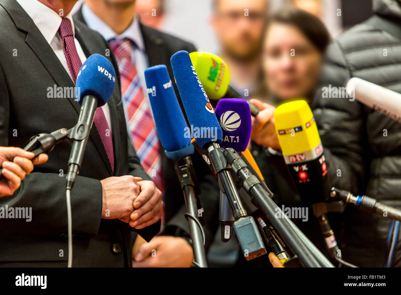 Microfoni di diverse stazioni TV e radio durante una conferenza stampa, media, Foto Stock