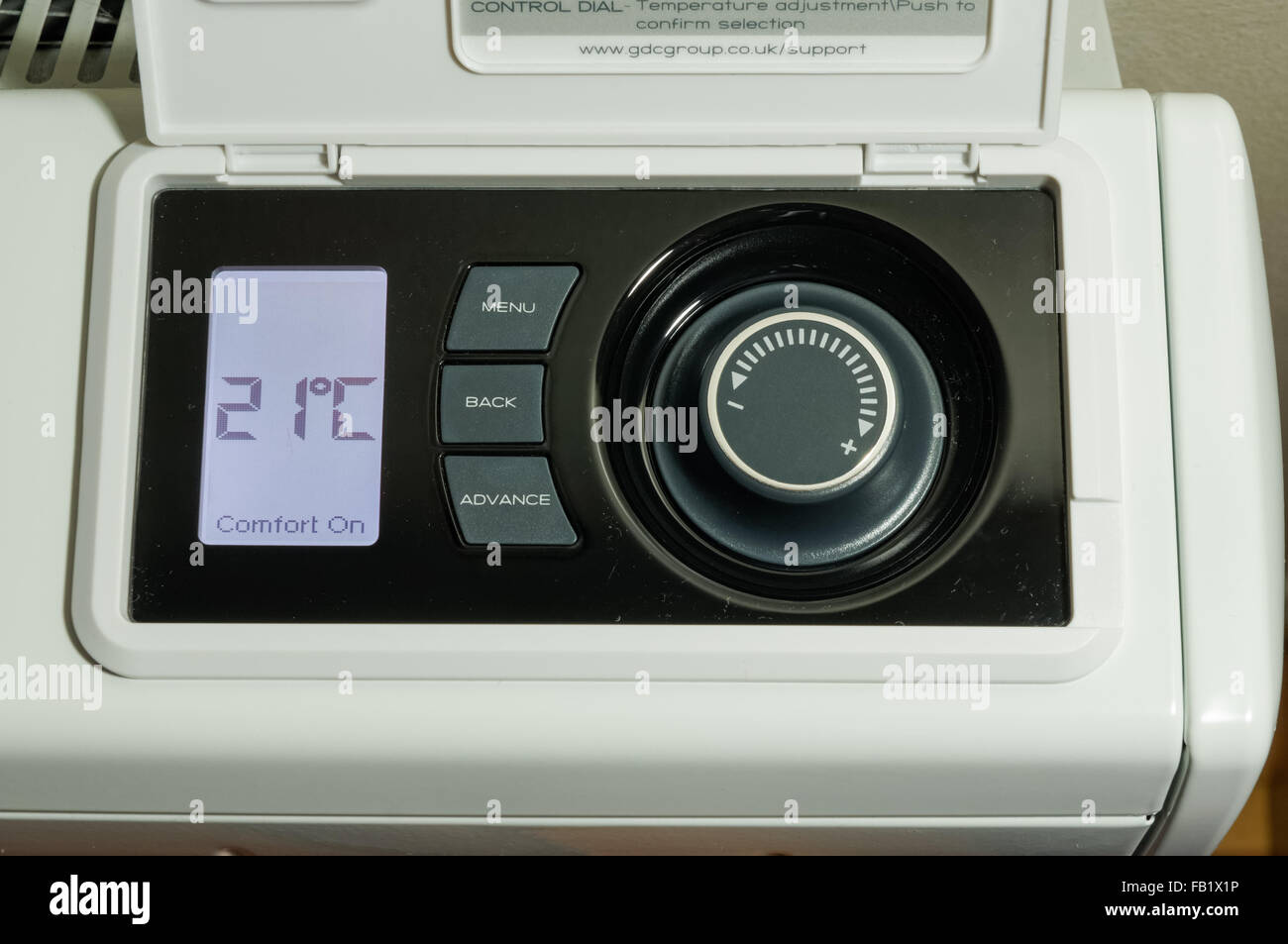 Riscaldamento domestico centralizzato, riscaldamento elettrico radiatore display LCD e pannello di controllo della temperatura impostato su 21 gradi celsius temperatura Foto Stock