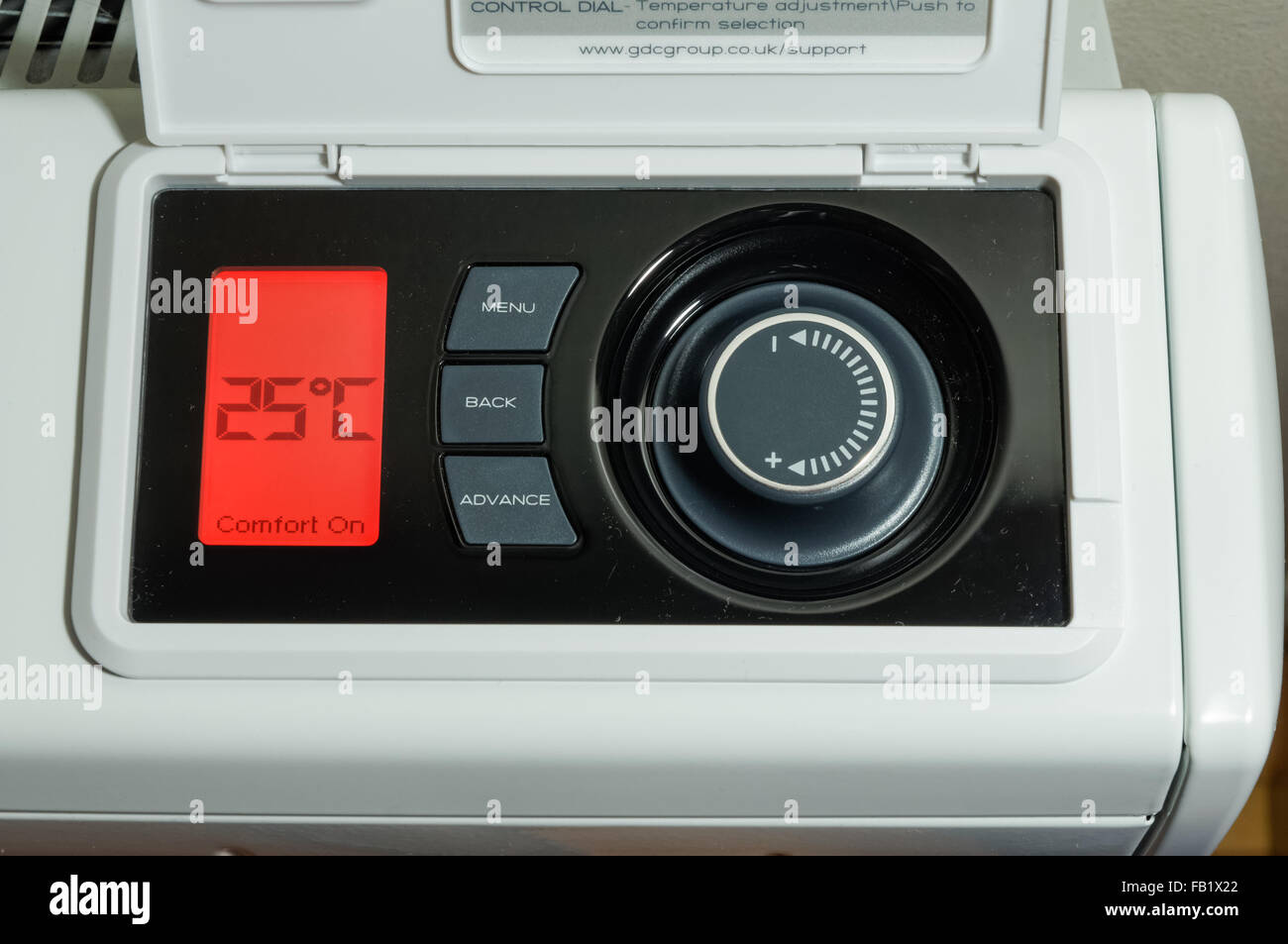 Riscaldamento domestico centralizzato, riscaldamento elettrico radiatore display LCD e pannello di controllo della temperatura impostato su 25 gradi celsius temperatura Foto Stock