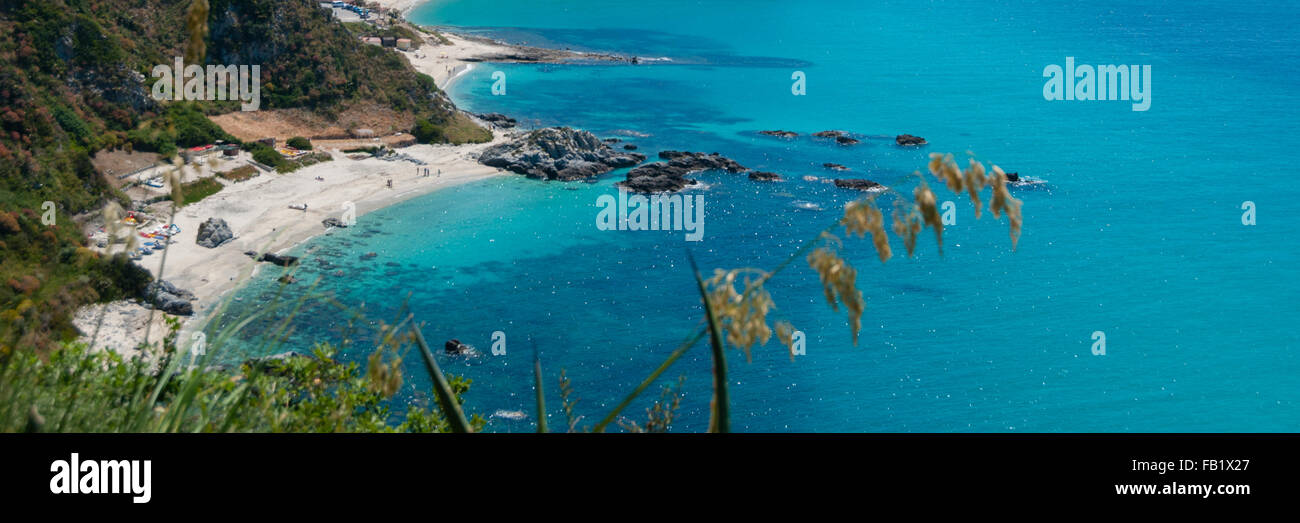 Vista sulla bellissima spiaggia di sabbia di costa della Calabria con il blu mare mediterraneo Foto Stock