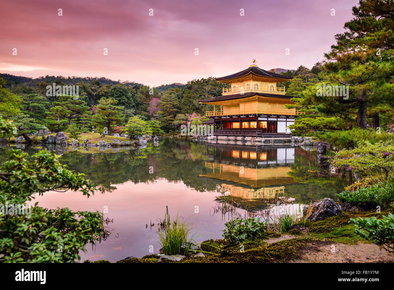 Kyoto, Giappone presso il Padiglione Dorato al tramonto. Foto Stock