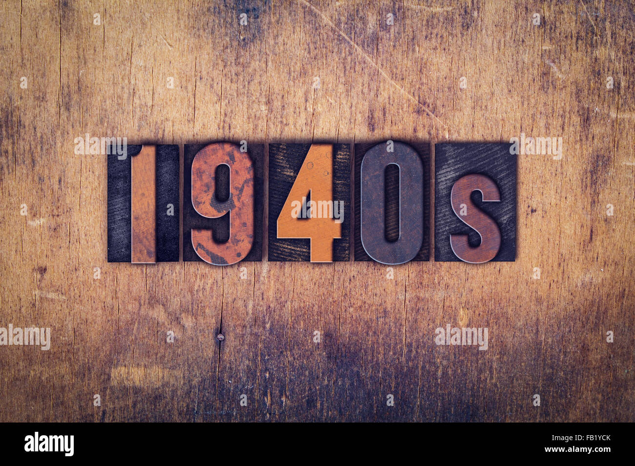 La parola '1940s' scritto in presenza di sporco vintage tipo di stampa in rilievo su di un legno invecchiato sfondo. Foto Stock