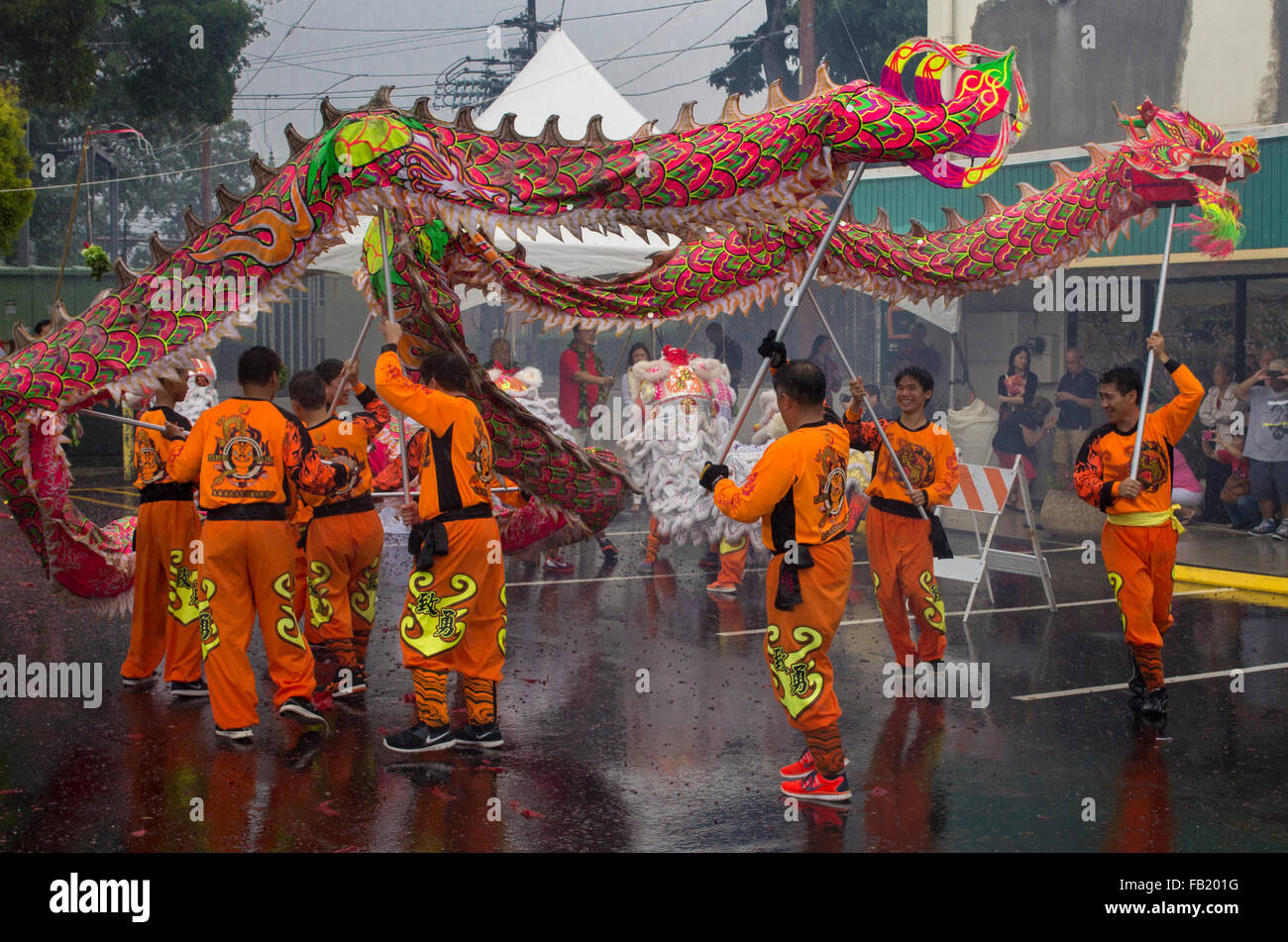 Anno Nuovo Cinese Drago e Leone danza eseguita a shopping centre in caso di pioggia. Foto Stock