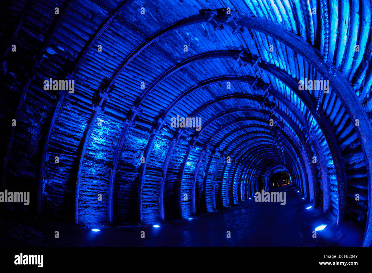 La luce blu nel tunnel della metropolitana la cattedrale di sale di Zipaquira Foto Stock