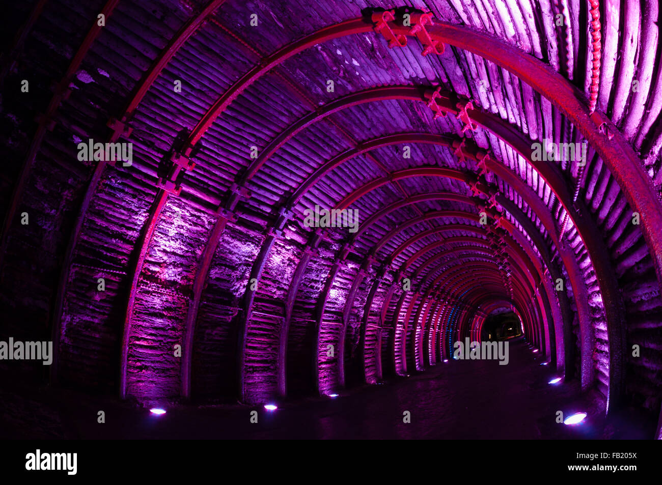 Viola tunnel di luce in metropolitana la cattedrale di sale di Zipaquira Foto Stock