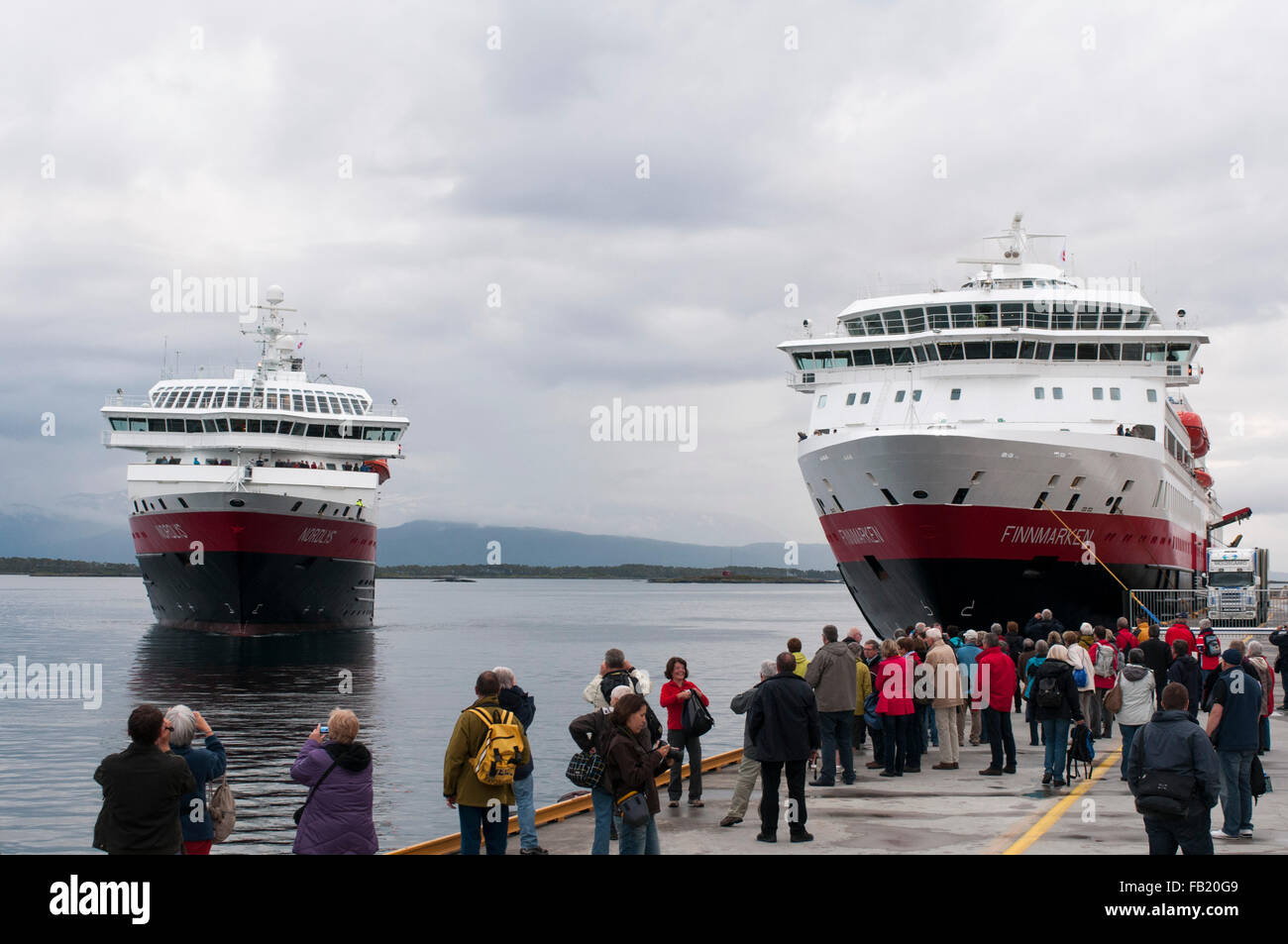 In attesa turistici hurtigruten navi da crociera in Molde, Norvegia Foto Stock