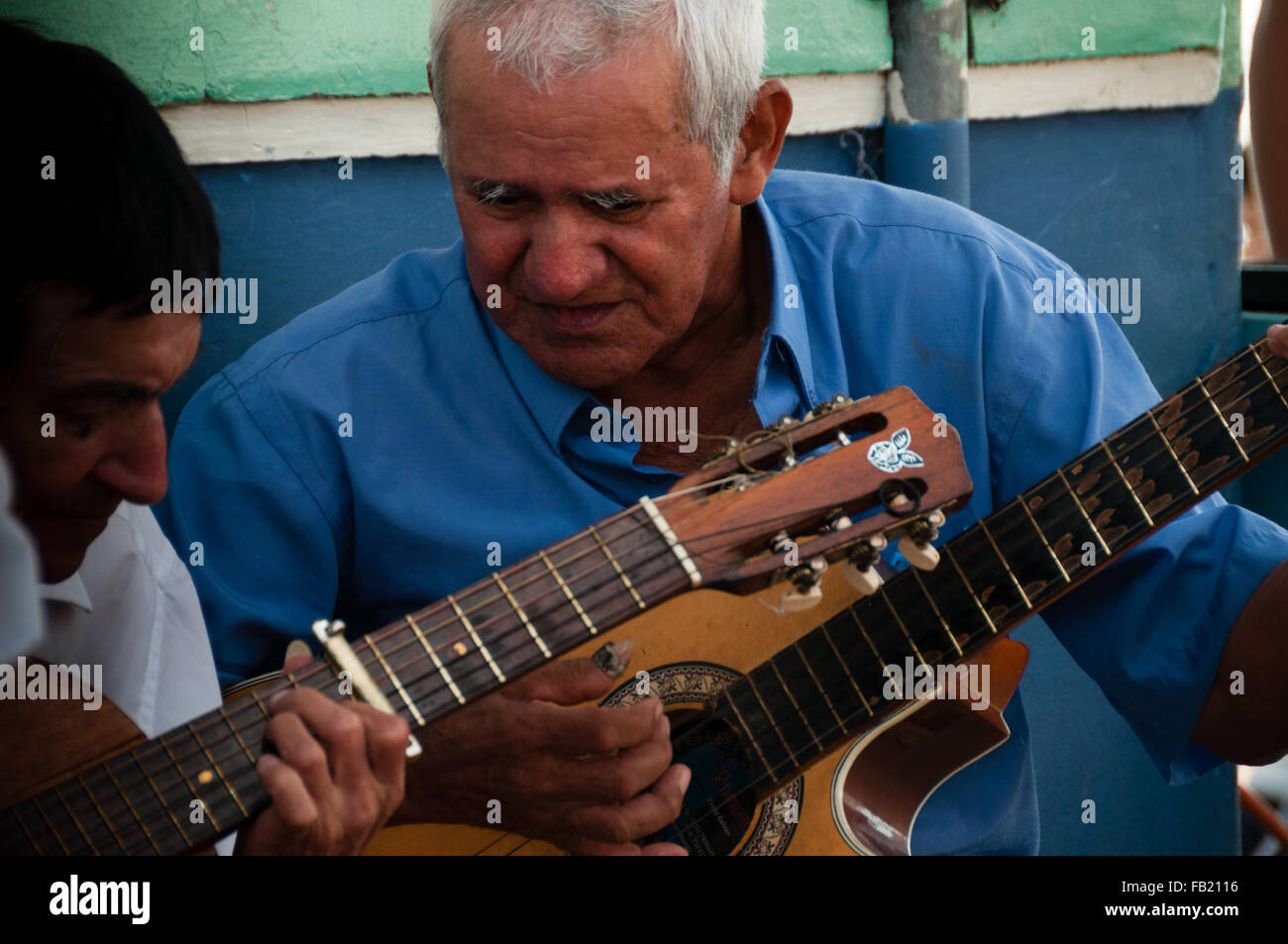 Primo piano di due vecchi uomo a suonare la chitarra per strada a fare musica Foto Stock