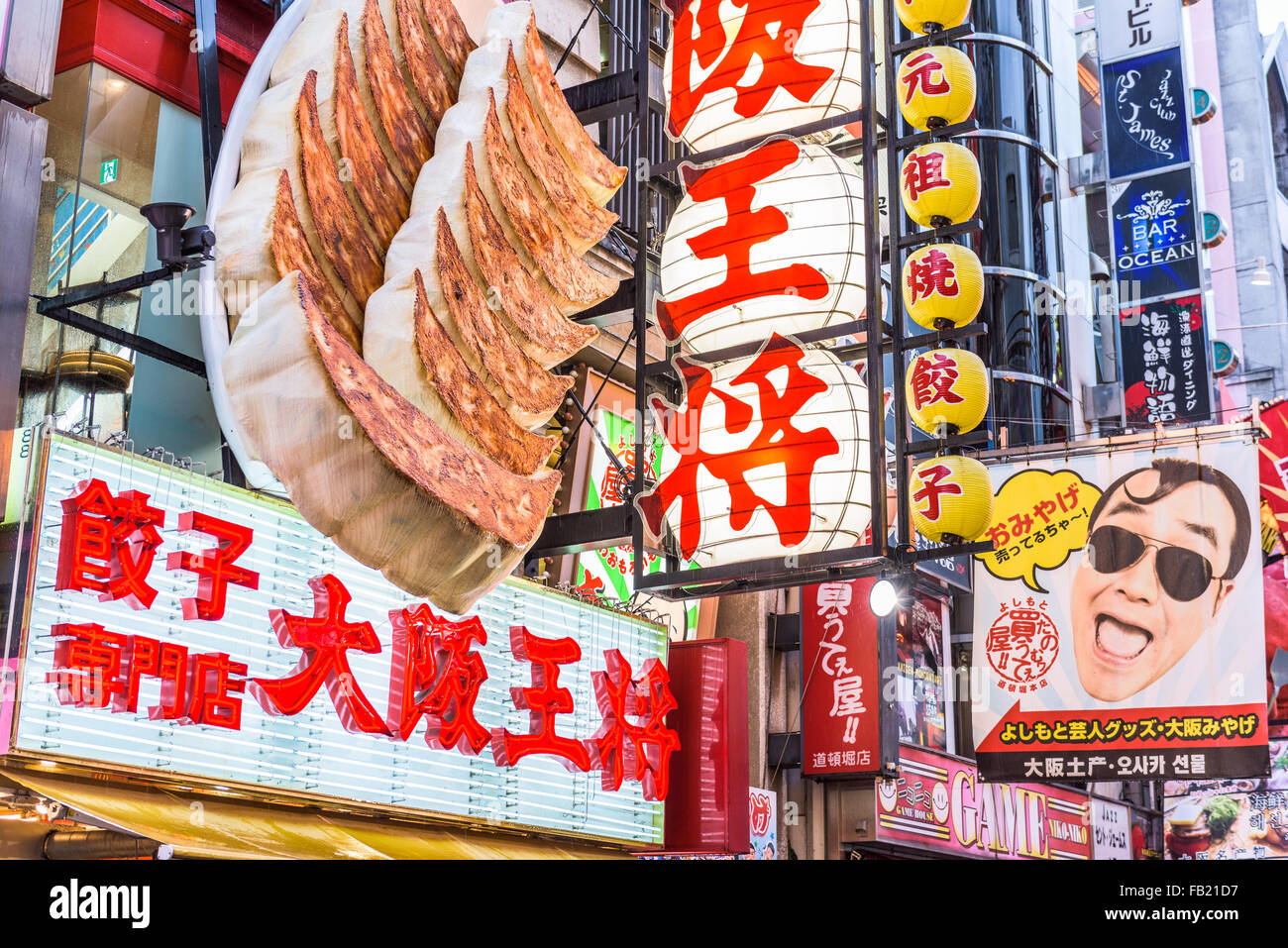 Ristorante e negozio segni nel quartiere Dotonbori di Osaka, in Giappone. Foto Stock