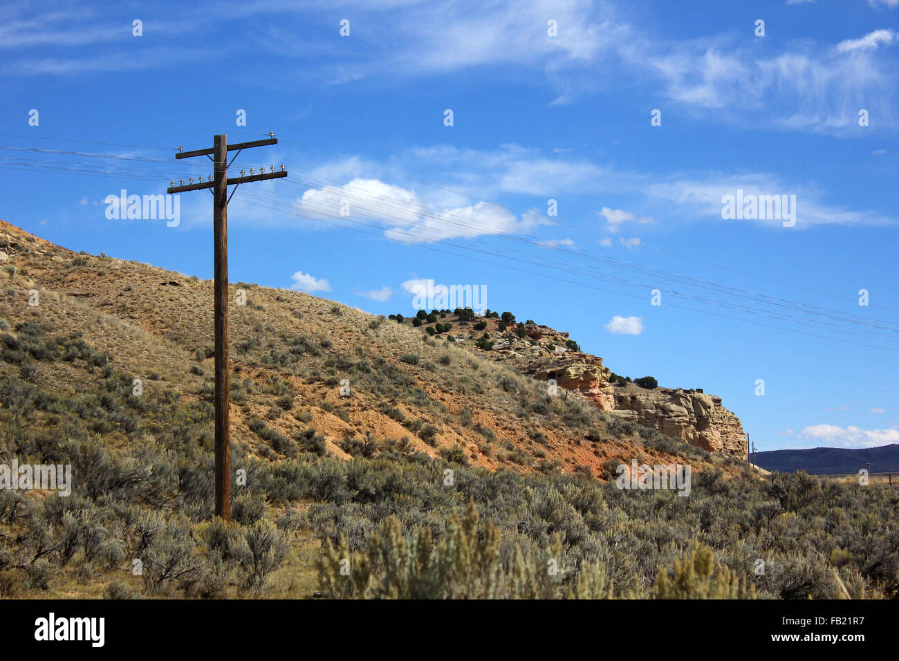 Linea telefonica in area arida nel deserto Foto Stock