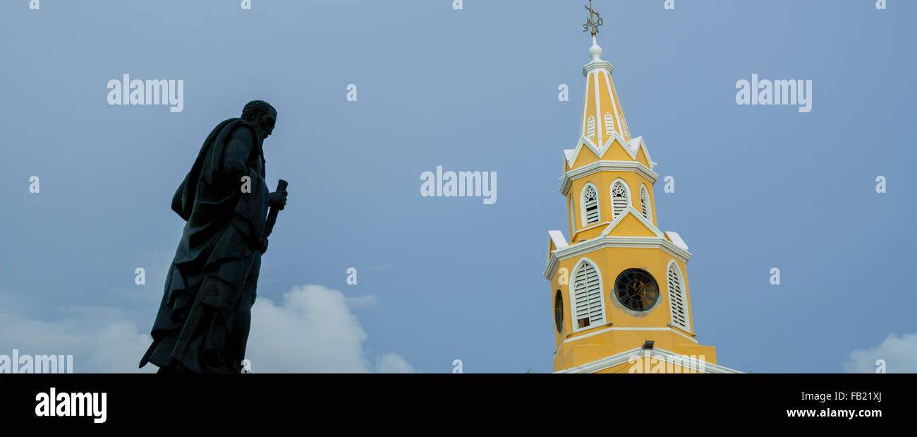 Statua di nero e giallo torre dell orologio di fronte a un cielo blu Foto Stock
