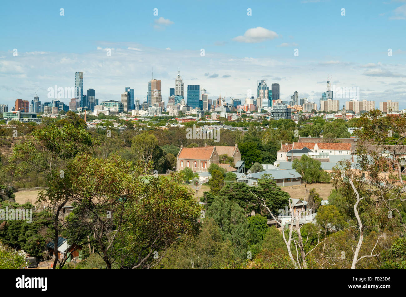 Skyline della città dal di sopra della Yarra, Melbourne, Victoria, Australia Foto Stock