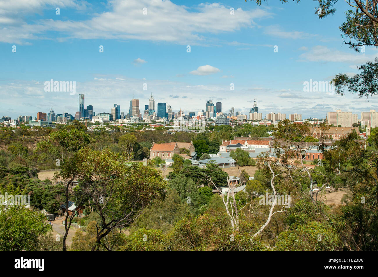 Skyline della città dal di sopra della Yarra, Melbourne, Victoria, Australia Foto Stock
