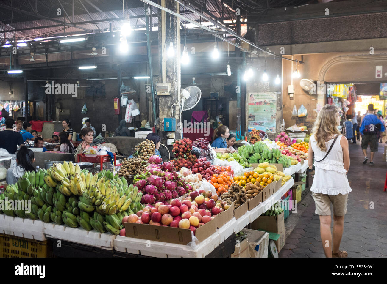 Un frutto in stallo all'interno mercato coperto in siem reap, Cambogia. Foto Stock