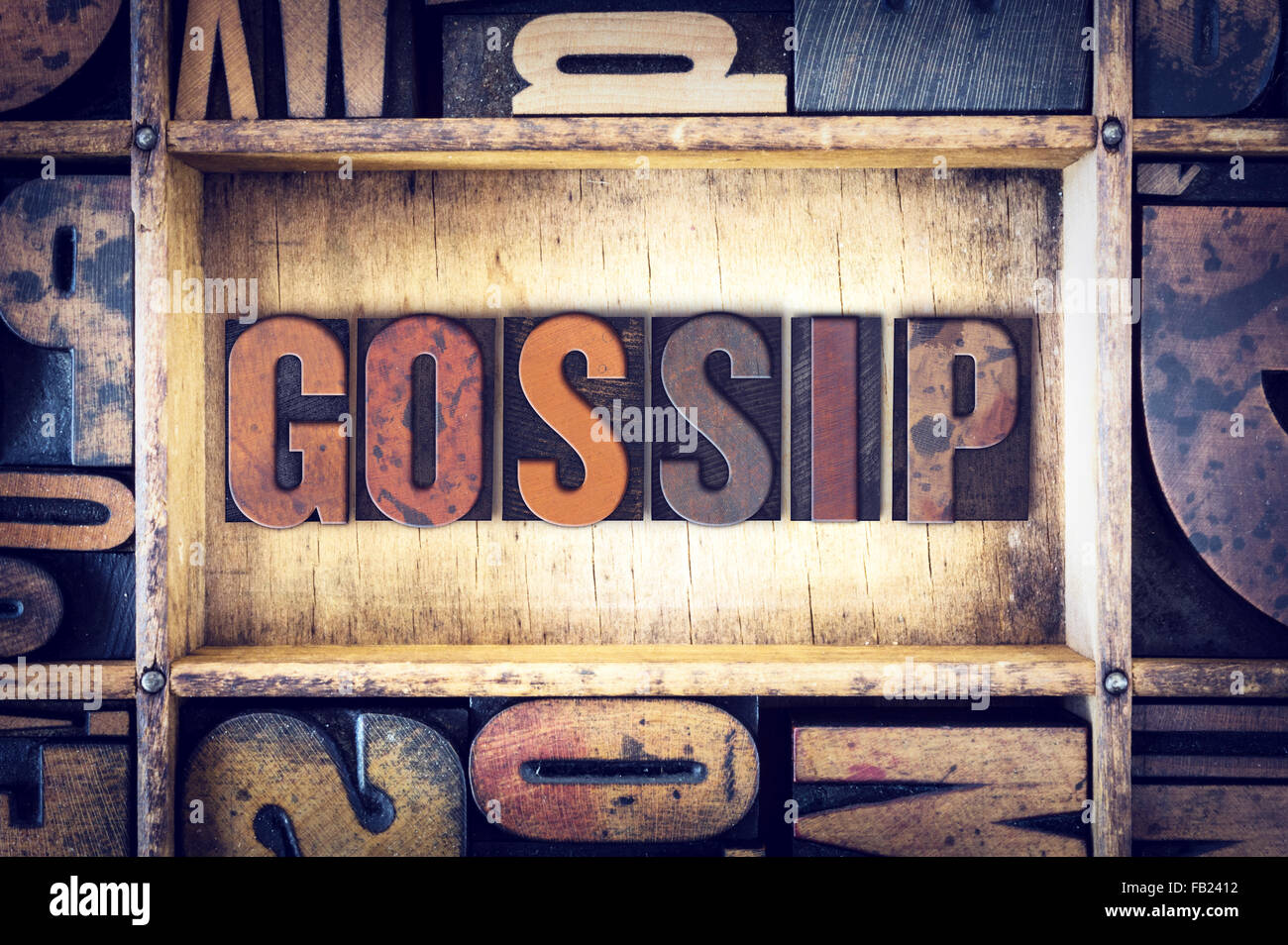 La parola "Gossip" scritto in legno vintage tipo di stampa in rilievo. Foto Stock