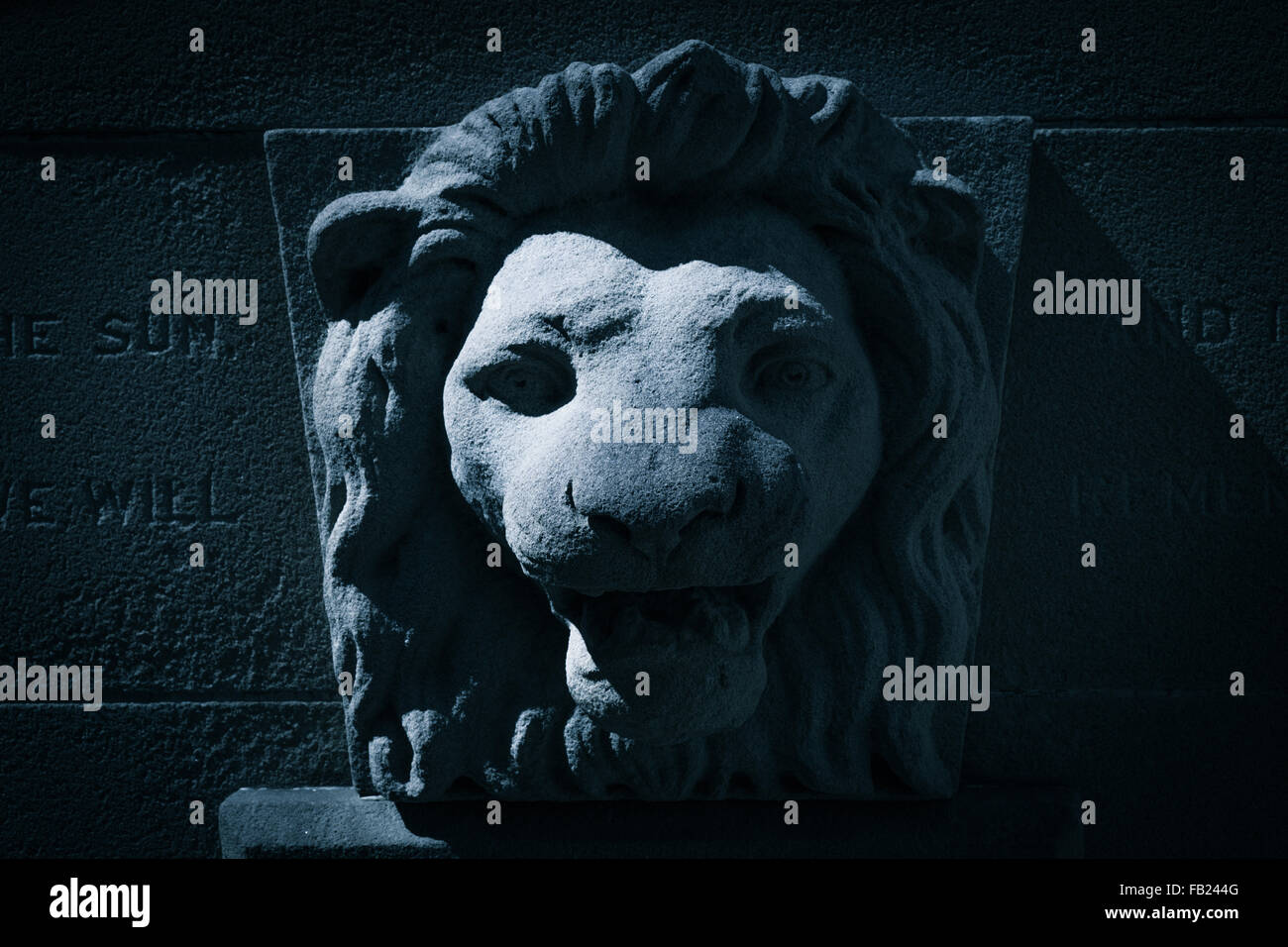 Un Lions Head carving in arenaria su una chiesa Foto Stock
