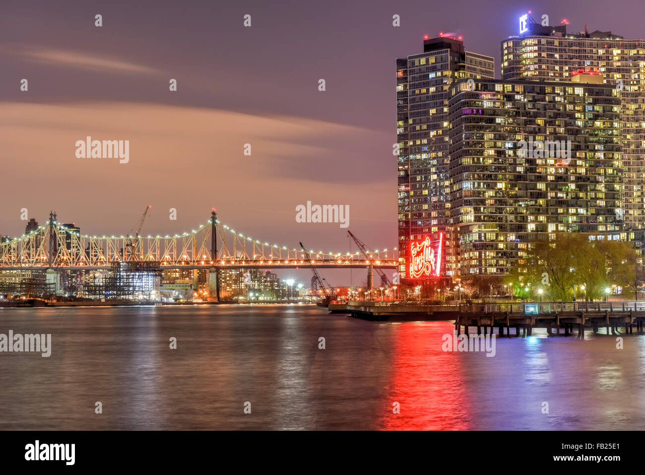 New York skyline della città vista dal Parco del gantry, Long Island City Queens. Foto Stock