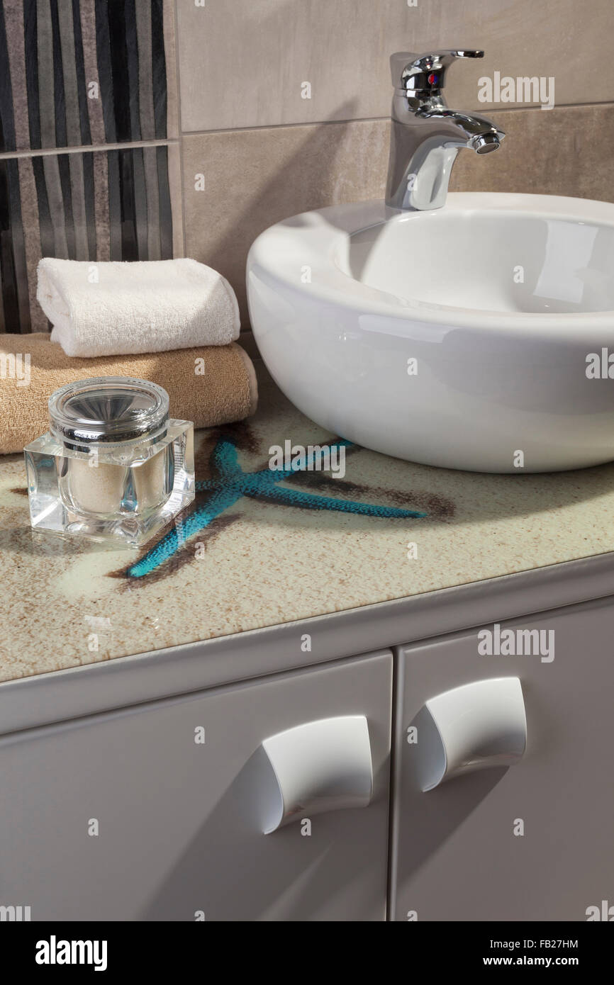 Particolare di un bagno moderno con bianco rotondo lavandino Foto Stock