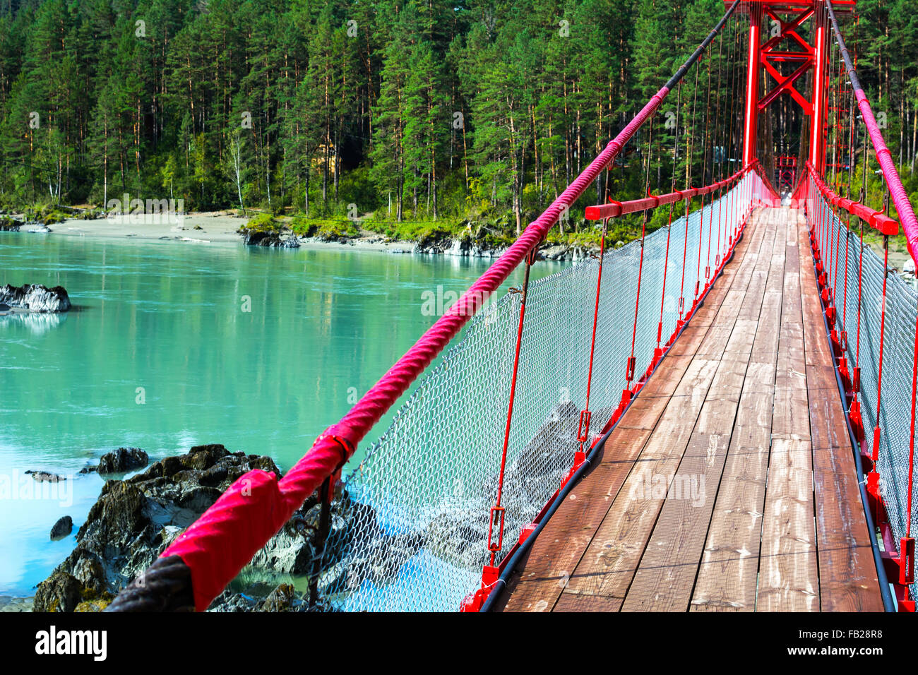 Ponte sul fiume turchese, fiume di Katun, montagne di Altai, Russia Foto Stock
