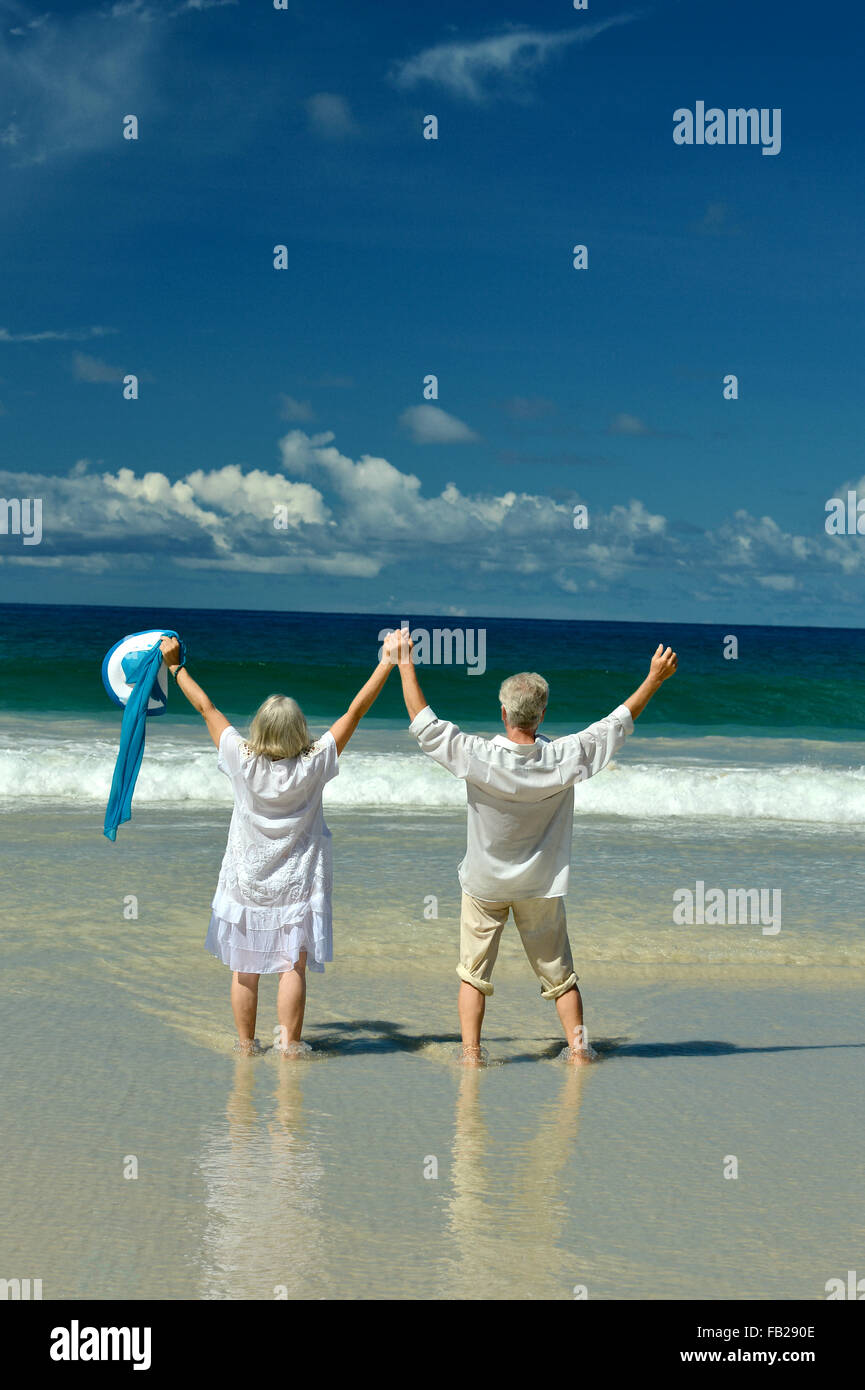 Coppia di anziani sulla spiaggia di fronte al mare Foto Stock