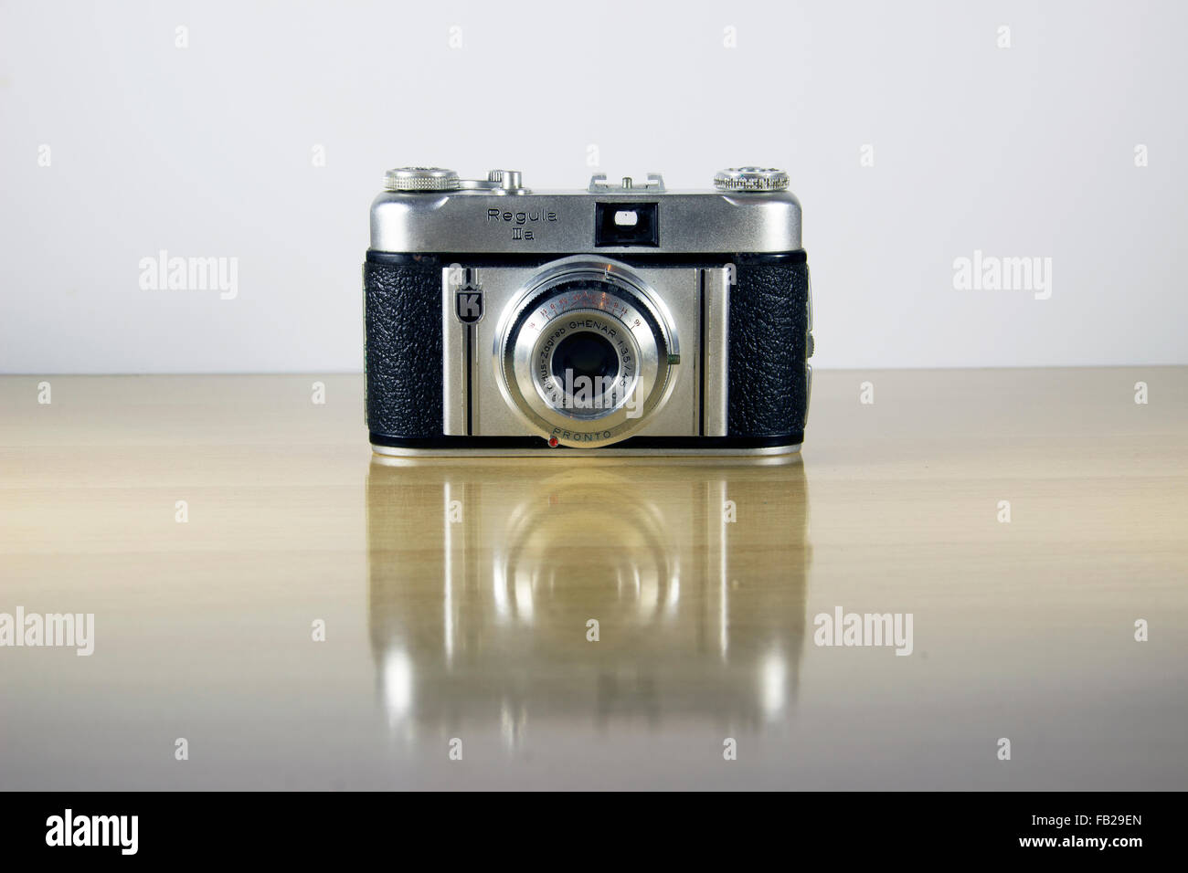 Regula IIIa vecchia telecamera analogica e presentati su un tavolo di legno Foto Stock Regula IIIa vecchia telecamera analogica e presentati su un tavolo di legno Foto Stock