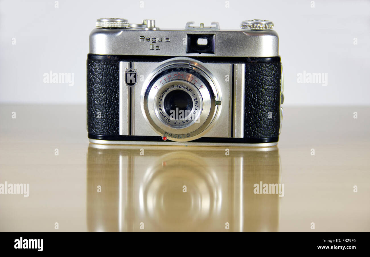 Regula IIIa vecchia telecamera analogica e presentati su un tavolo di legno Foto Stock Regula IIIa vecchia telecamera analogica e presentati su un tavolo di legno Foto Stock
