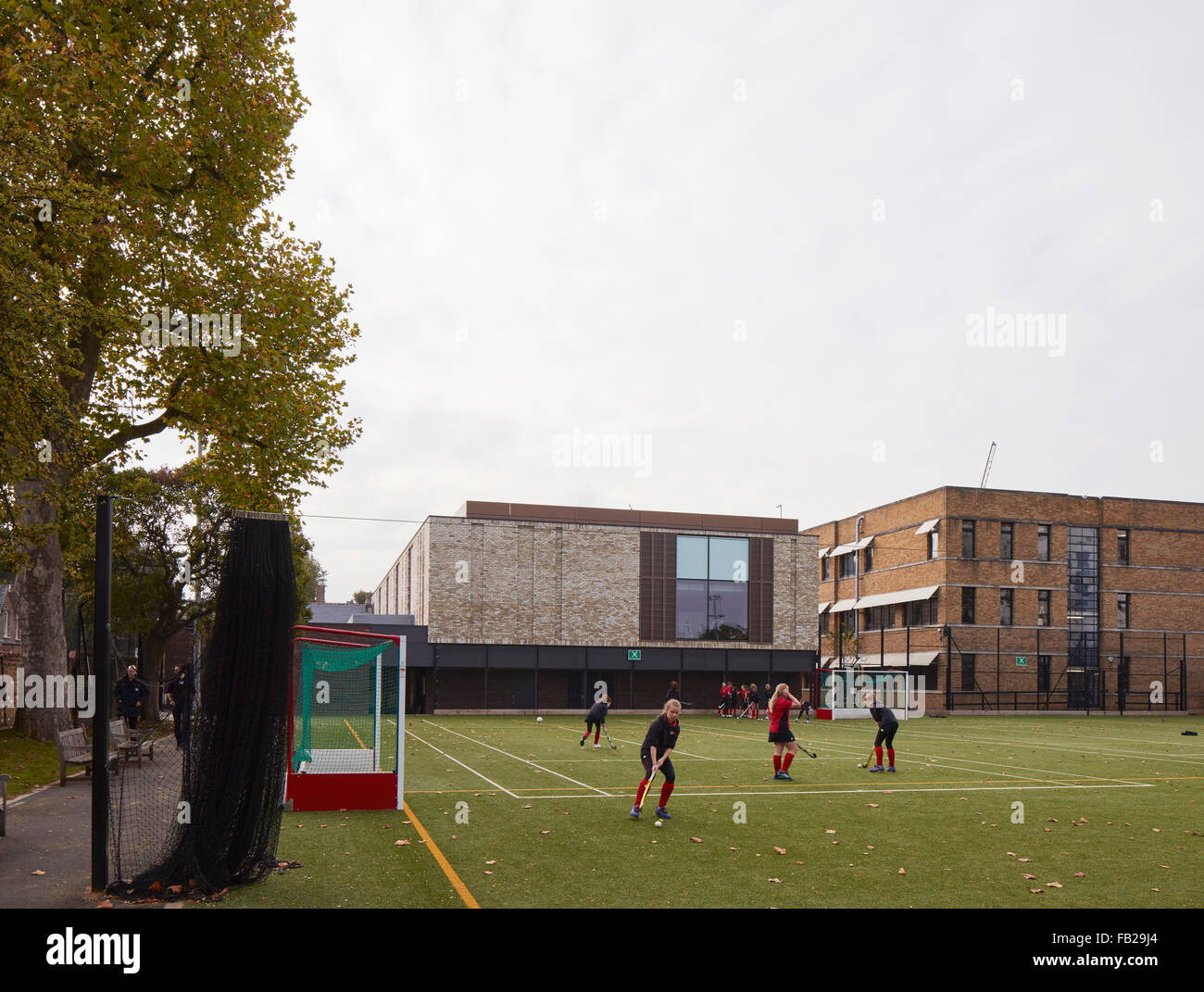 Vista su campo sportivo verso il complesso scolastico. Scuole di Godolphin e Latymer, Londra, Regno Unito. Architetto: Walters e Cohe Foto Stock