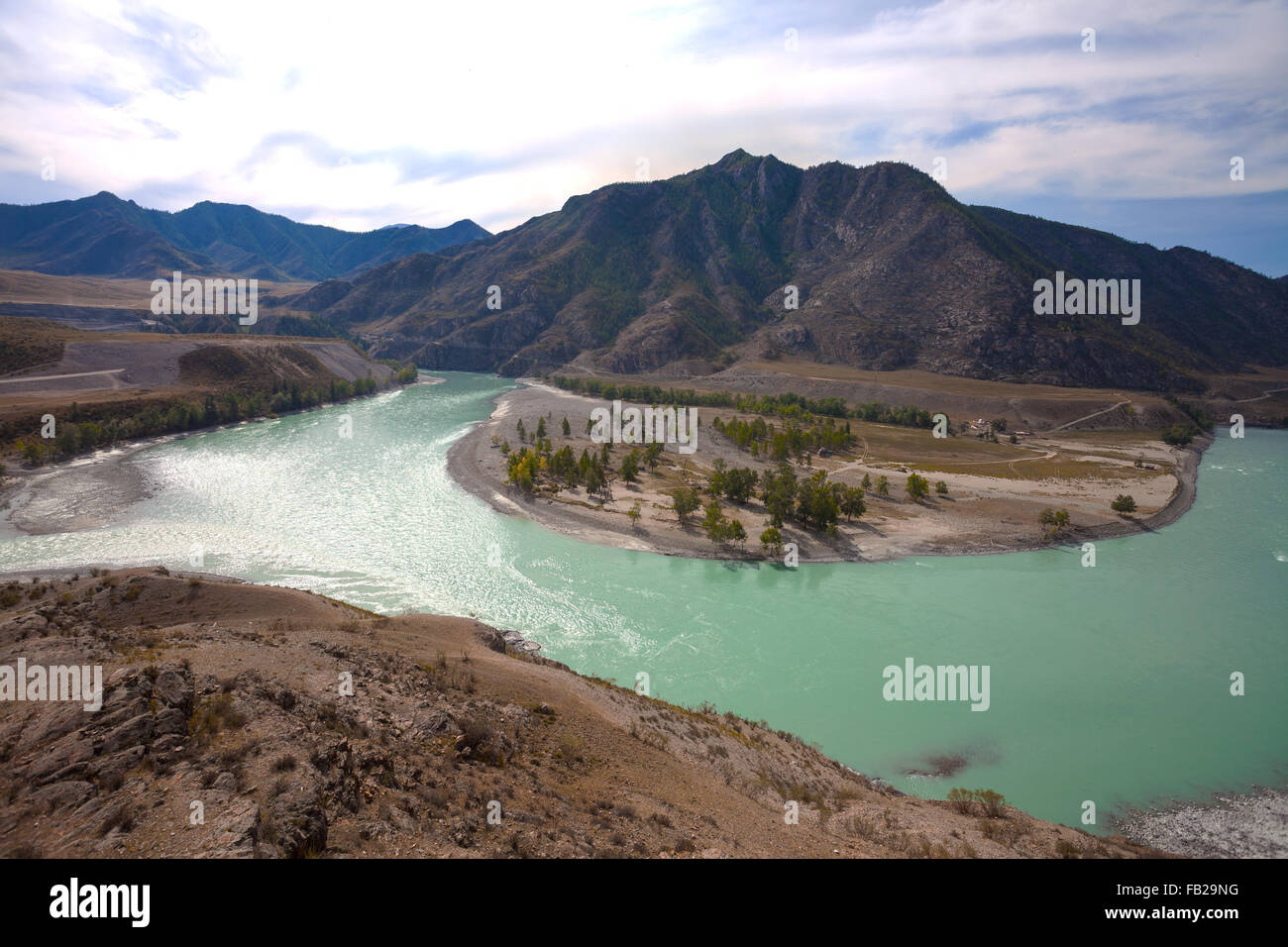 Vista della confluenza di Chuya e fiumi di Katun, valle di Katun, montagne di Altai, Russia Foto Stock