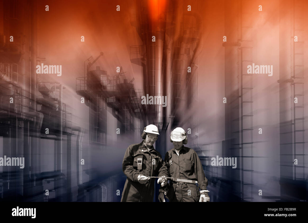 Il petrolio e il gas lavoratori nella parte anteriore della raffineria Foto Stock