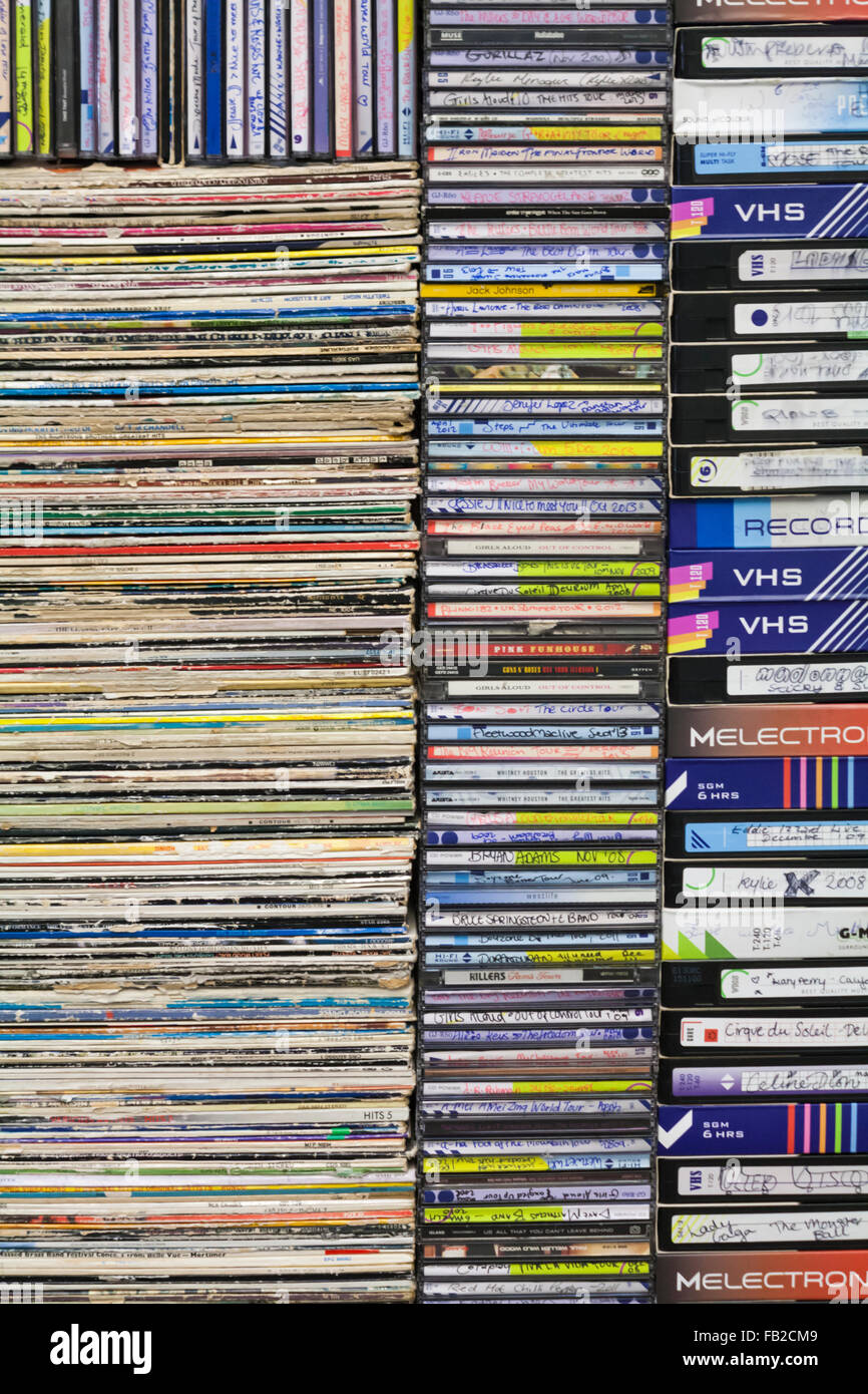 Mucchi di dischi LP, CD e video nastri in mostra presso la O2, Peninsula Square, Londra - impilati, impilati Foto Stock