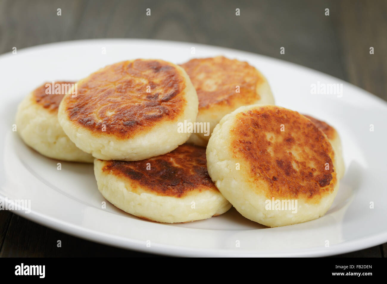 Sirniki tradizionali frittelle russe da cottage cheese Foto Stock