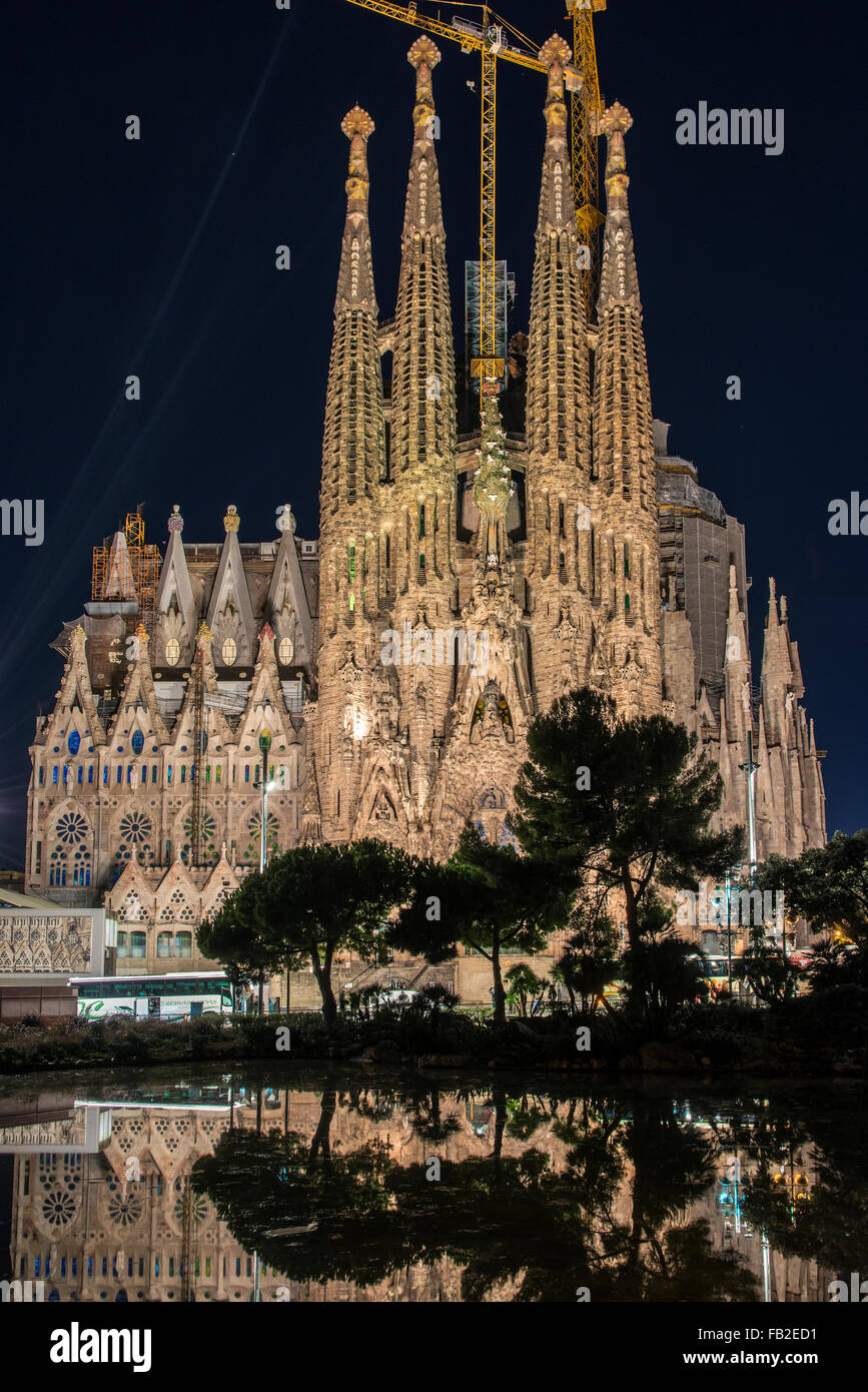 Vista notturna della chiesa della Sagrada Familia di Barcellona, in Catalogna, Spagna Foto Stock