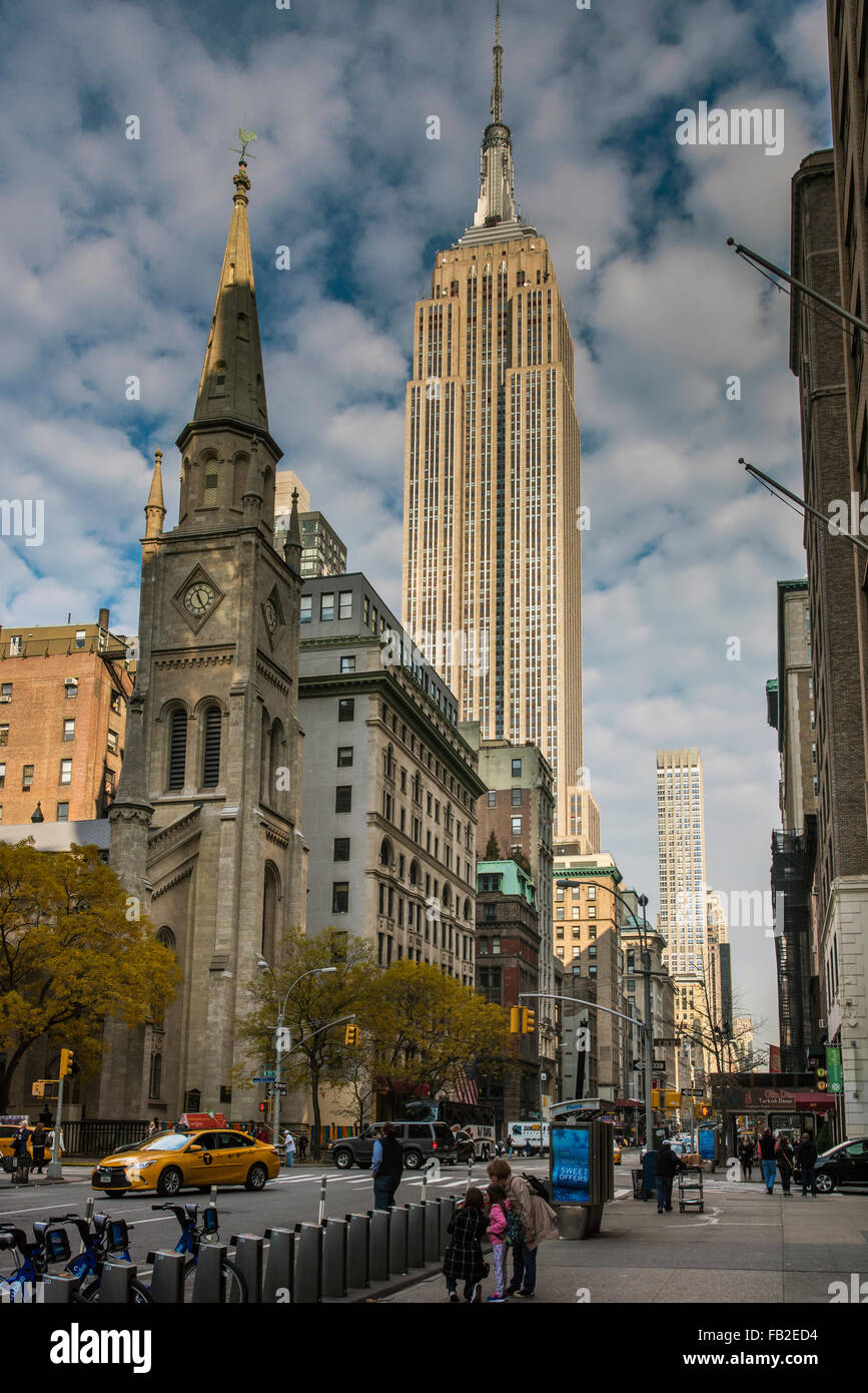 Fifth Avenue e Empire State Building, Manhattan, New York, Stati Uniti d'America Foto Stock