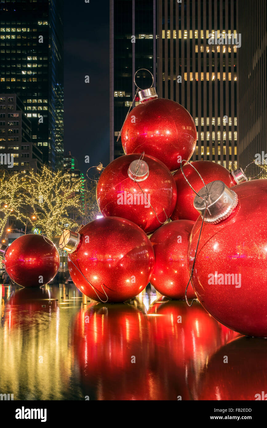 Rossa gigante Ornamenti natale sul display sul Viale delle Americhe (6th Avenue) durante la stagione delle vacanze, Manhattan, New York, Stati Uniti d'America Foto Stock