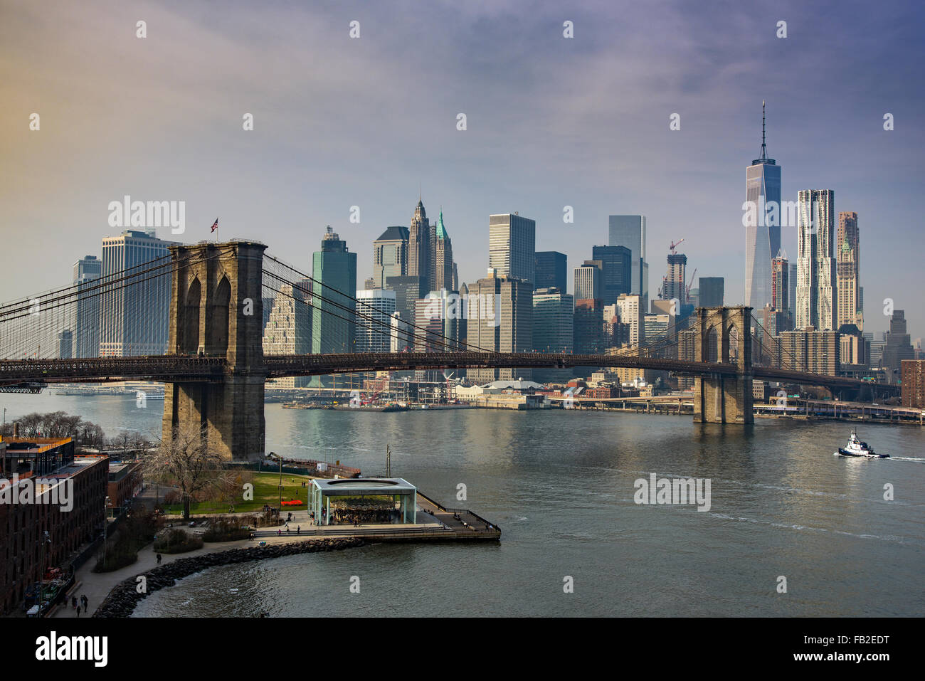 Ponte di Brooklyn e la parte inferiore dello skyline di Manhattan, New York, Stati Uniti d'America Foto Stock