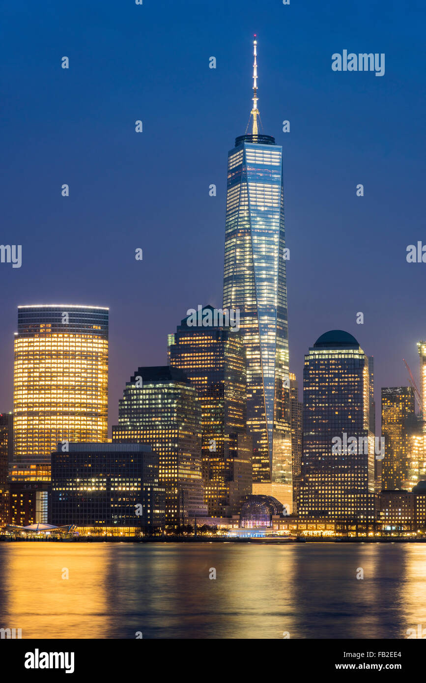 Vista notturna di One World Trade Center e la parte inferiore di Manhattan centro finanziario, Manhattan, New York, Stati Uniti d'America Foto Stock