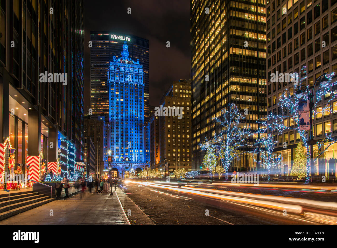 Albero di natale con illuminazione Helmsley Building dietro, Park Avenue, Manhattan, New York, Stati Uniti d'America Foto Stock