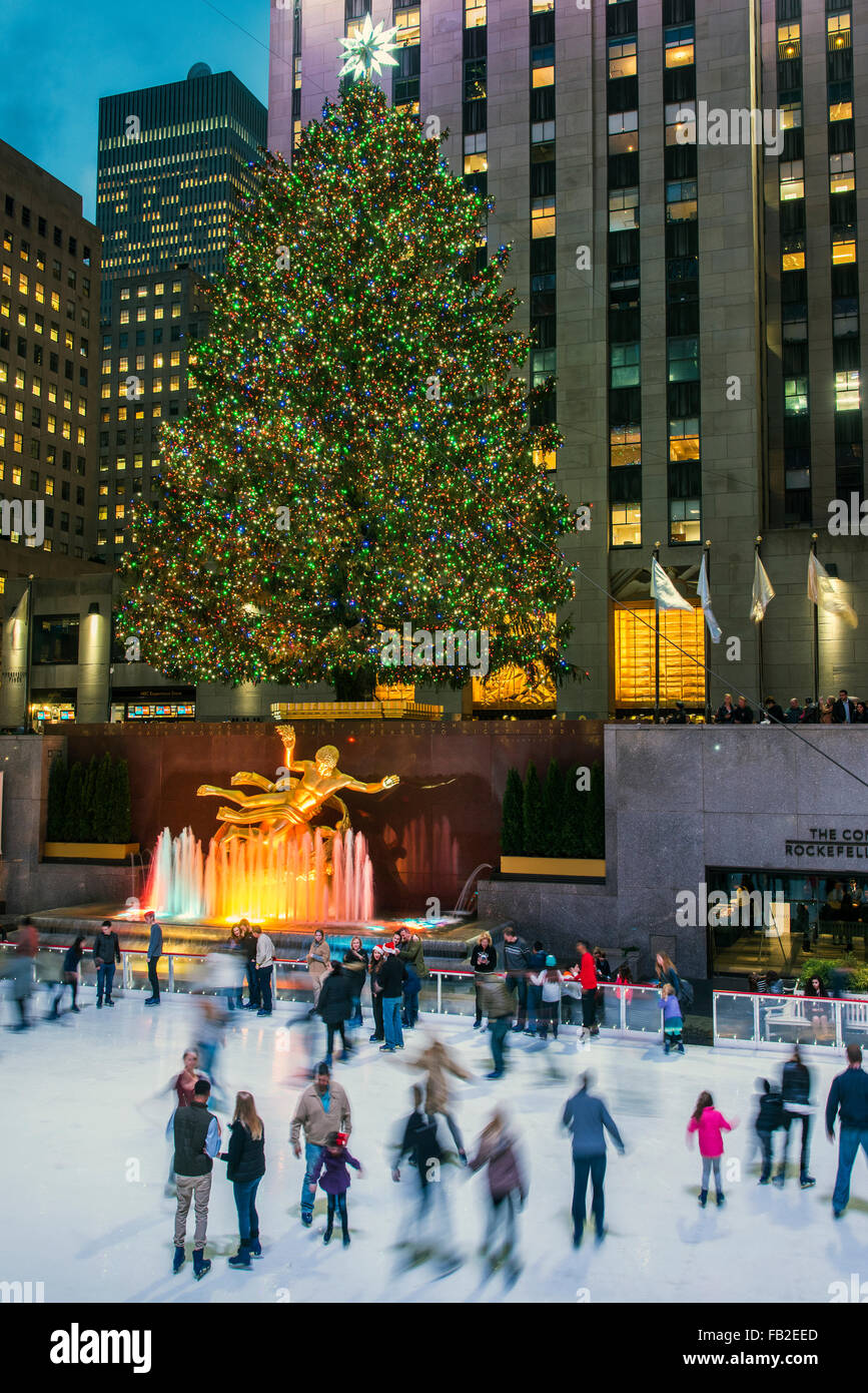 Abbassare Plaza del Rockefeller Center con la pista di pattinaggio su ghiaccio e albero di Natale di notte, Manhattan, New York, Stati Uniti d'America Foto Stock