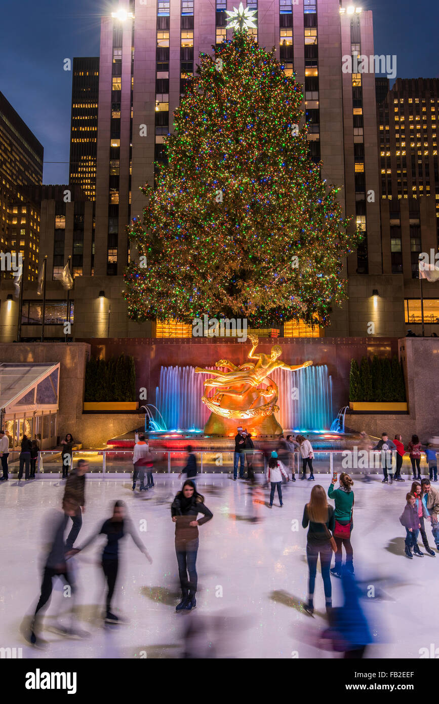 Abbassare Plaza del Rockefeller Center con la pista di pattinaggio su ghiaccio e albero di Natale di notte, Manhattan, New York, Stati Uniti d'America Foto Stock