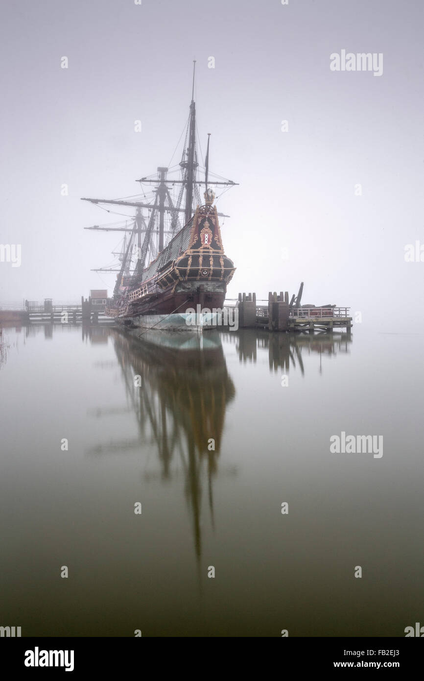 Paesi Bassi, Lelystad, Replicla VOC nave chiamata Batavia nella nebbia mattutina, Flevopolder. Foto Stock