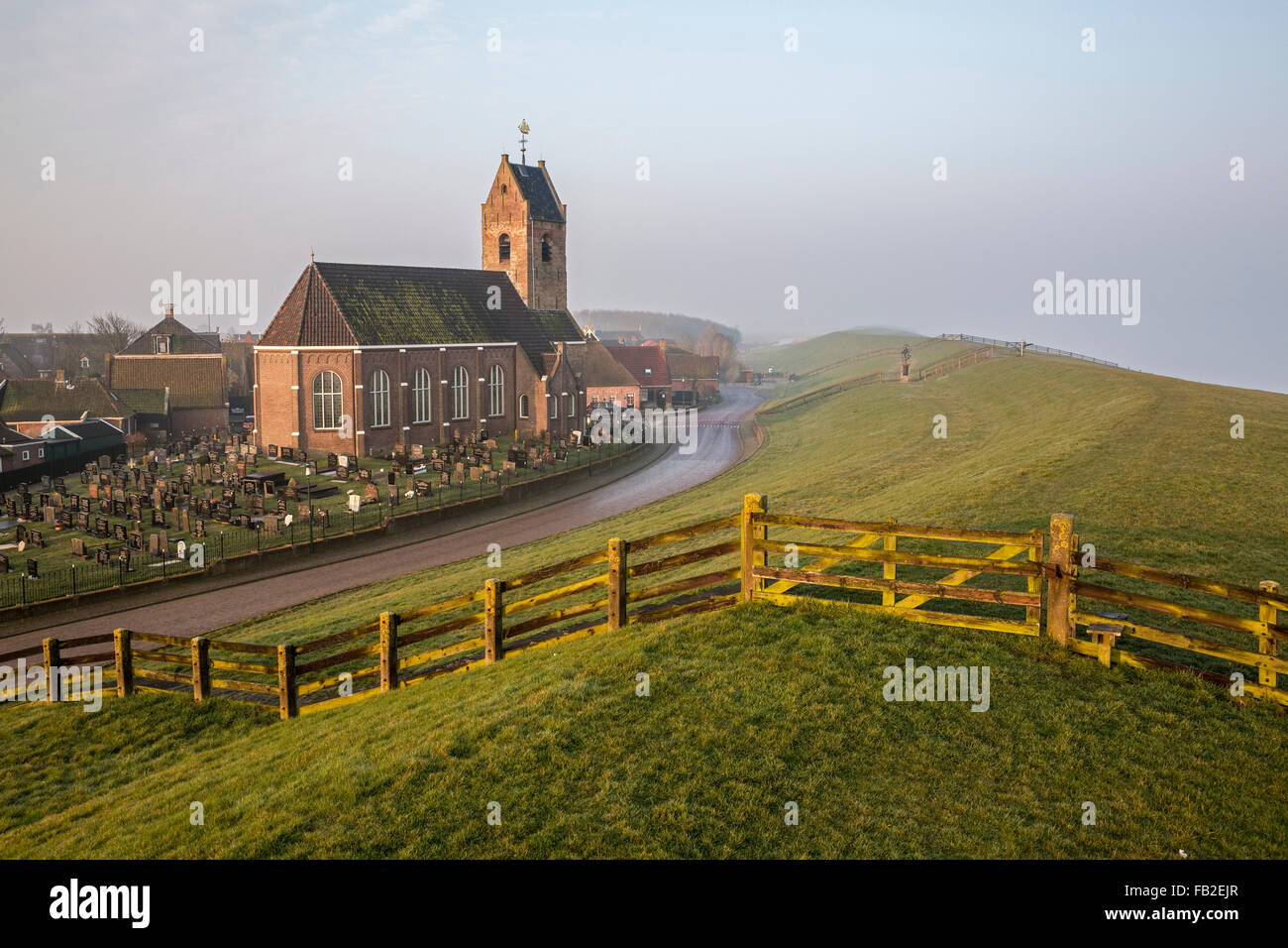 Paesi Bassi, Wierum, la Chiesa e il centro del villaggio, vicino alla diga di mare Foto Stock