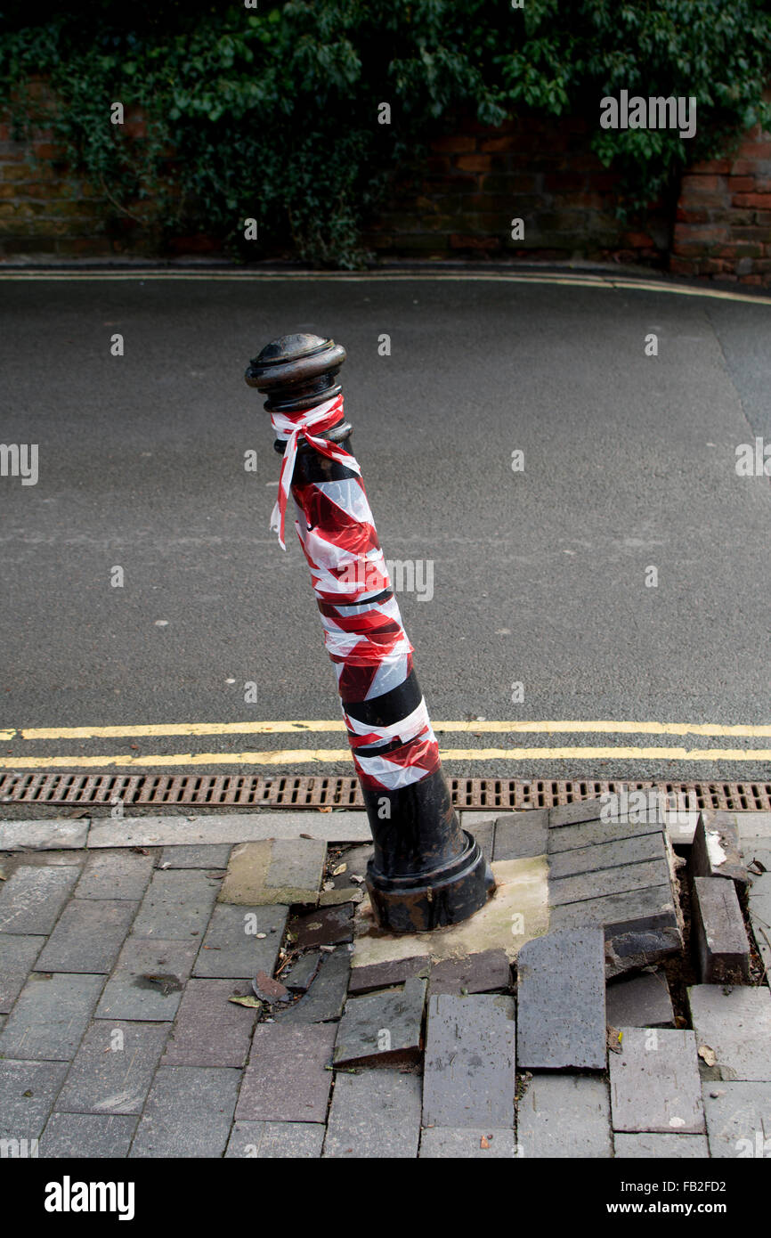 Bollard metallico che si è schiantato, Stratford-upon-Avon, Regno Unito Foto Stock