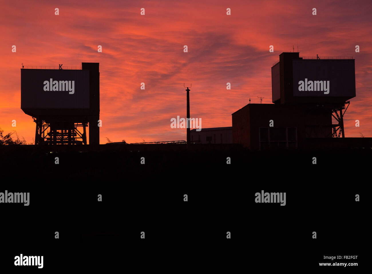 Il sole sorge su un gruppo di lavoro Kellingley Colliery per l'ultima volta. Foto Stock
