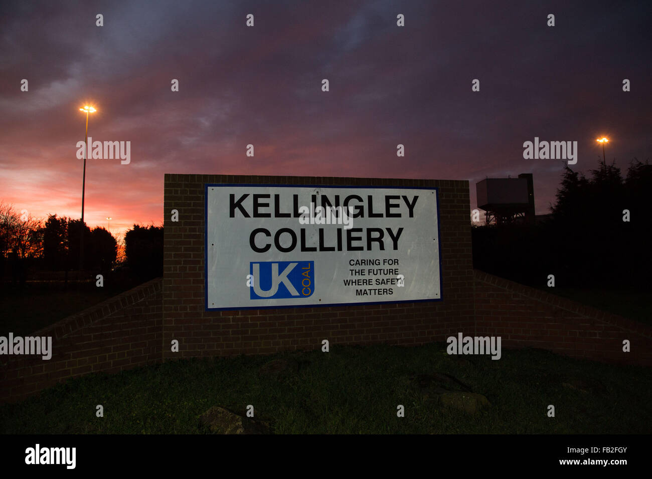 Il sole sorge su un gruppo di lavoro Kellingley Colliery per l'ultima volta. Foto Stock