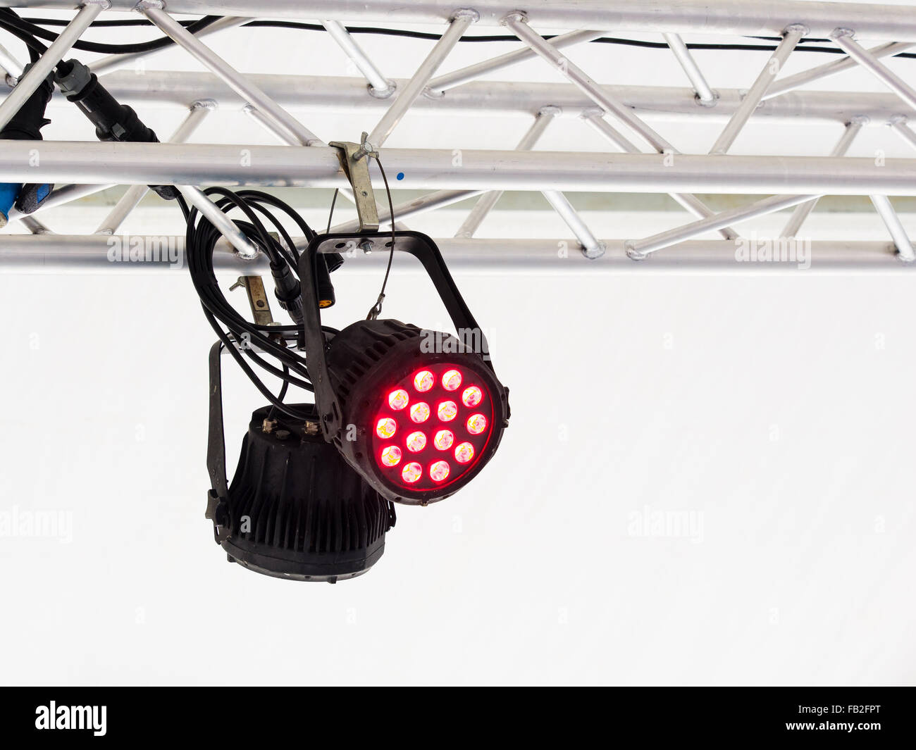 Professional apparecchiature di illuminazione proiettore a LED sospeso su  un traliccio in alluminio. Sfondo bianco Foto stock - Alamy