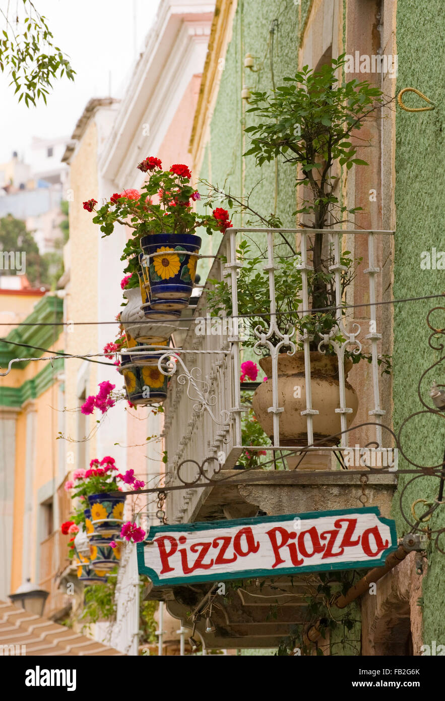 Balcone con vasi di fiori e un segno di pizza in Guanajuato, Messico, Sud America Foto Stock
