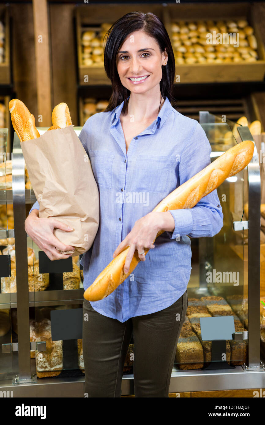 Bella donna scegliendo il suo pane Foto Stock