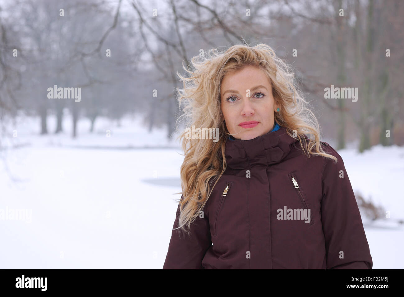 Donna bionda nel paesaggio invernale Foto Stock